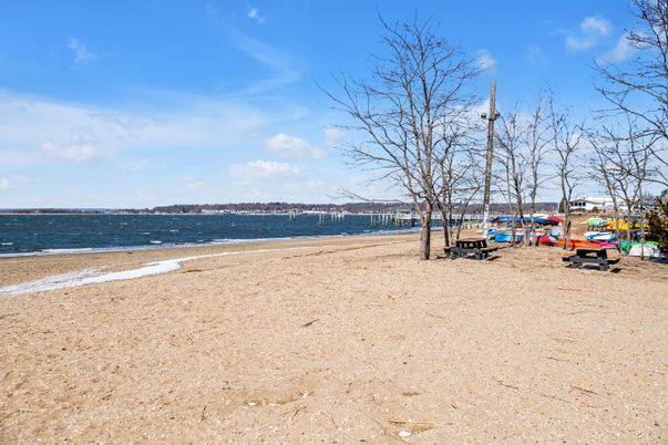 Exterior, Lake
