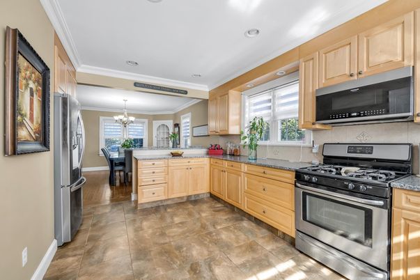 Chandelier, Dining room, Interior, Kitchen, Recessed Lighting, Stainless Steel Appliances