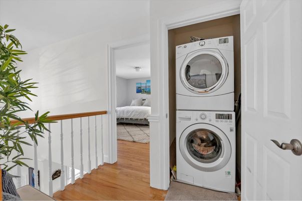 Bedroom, Interior, Utility Closets, Washer, Wood Texture Flooring
