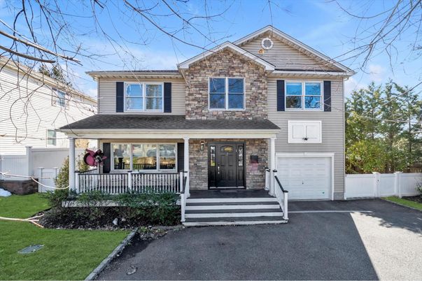 Attached, Exterior, Facade, American Craftsman