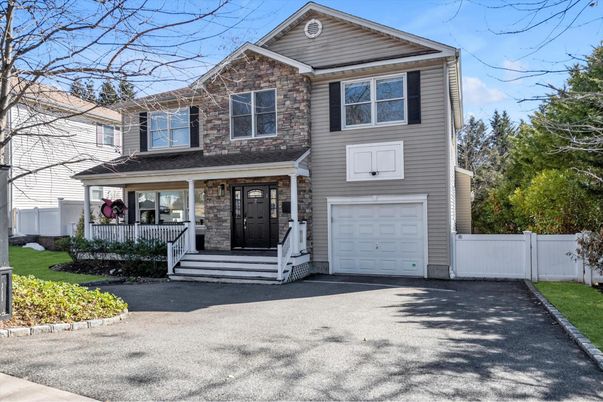 Attached, Exterior, Facade, American Craftsman