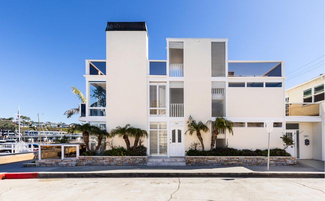 Exterior, Facade, Modern
