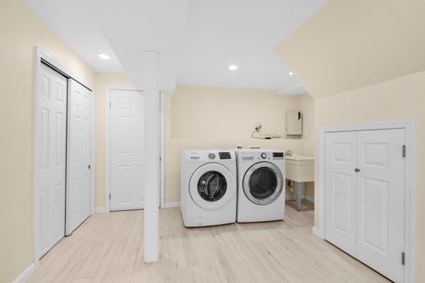 Interior, Recessed Lighting, Washer, Wood Texture Flooring
