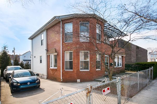 Exterior, Facade, Brick Facade, Rowhouse