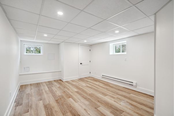 Empty room, Interior, Recessed Lighting, Wood Texture Flooring