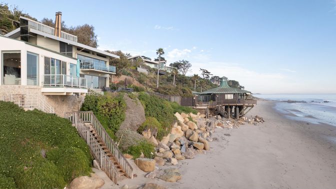 Exterior, Lake
