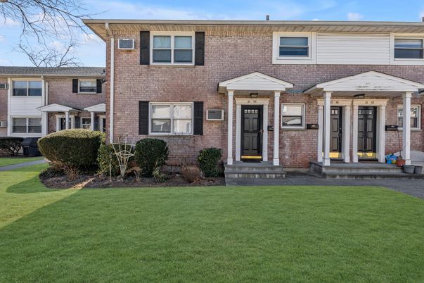 Exterior, Facade, Brick Facade, Georgian