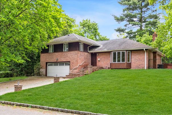 Attached, Exterior, Facade, Brick Facade, Split Level