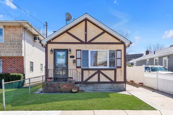 Exterior, Facade, Brick Facade, Queen Anne Victorian