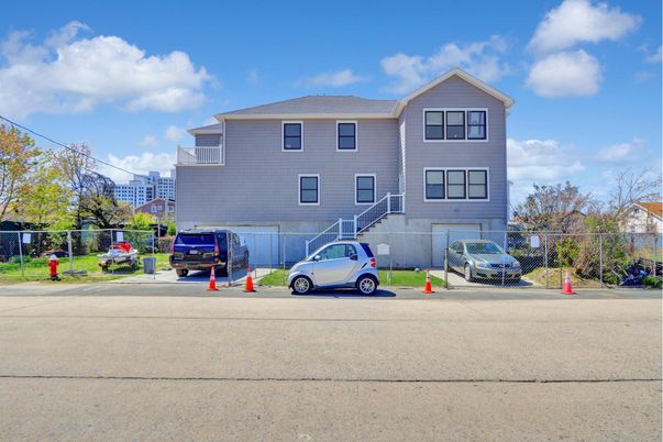 Exterior, Facade, Raised Ranch