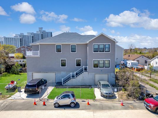 Attached, Exterior, Facade, Rowhouse