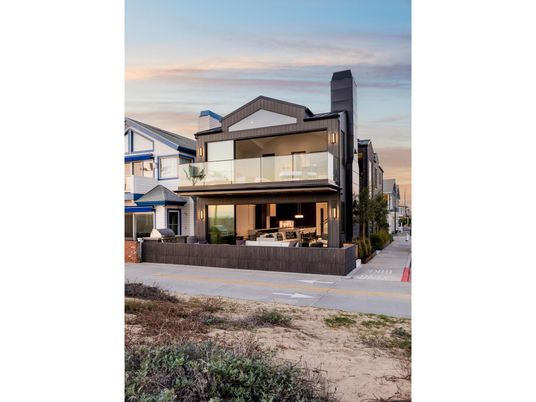 Exterior, Facade, Modern