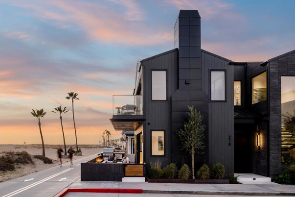 Exterior, Facade, Water, Modern