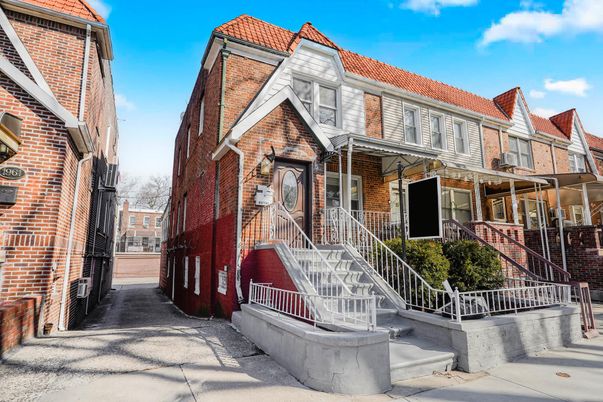 Exterior, Facade, Brick Facade, Rowhouse