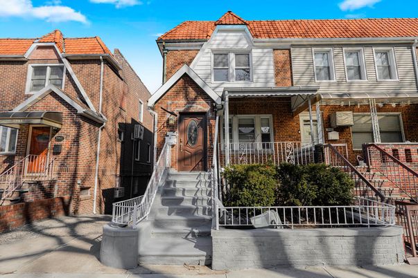 Exterior, Facade, Brick Facade, Rowhouse