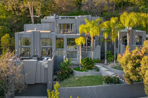 Exterior, Facade, Modern
