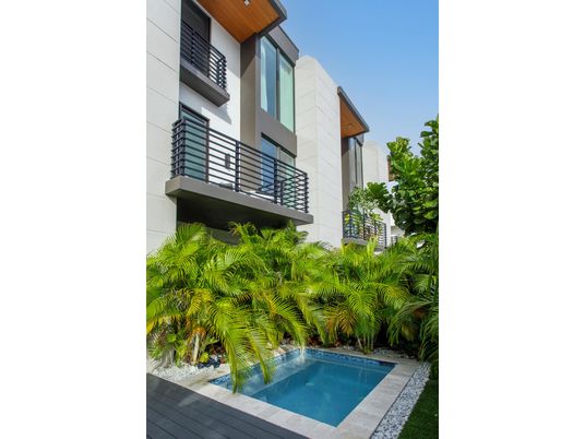 Exterior, Facade, Pool, Modern