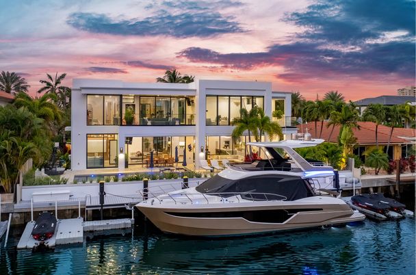 Exterior, Facade, Lake, Modern