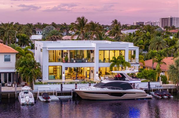 Exterior, Facade, Lake, Modern