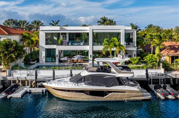 Exterior, Lake