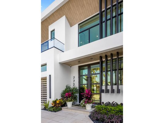 Exterior, Facade, Modern