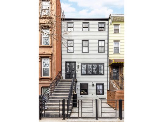 Exterior, Facade, Rowhouse