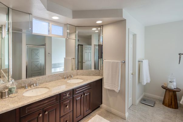 Bathroom, Dual Sink Vanities, Interior, Recessed Lighting