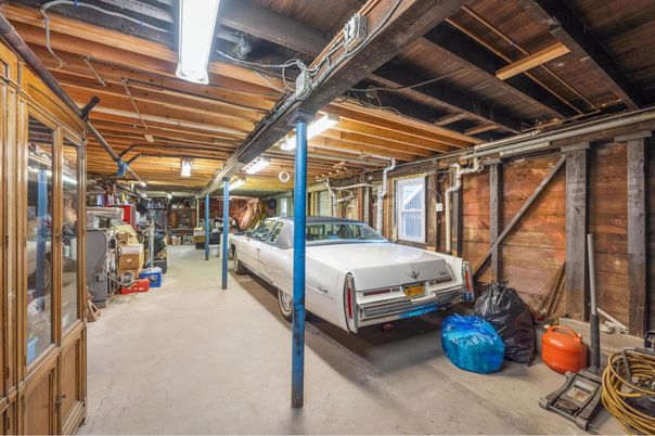 Garage, Interior, Wooden Beams