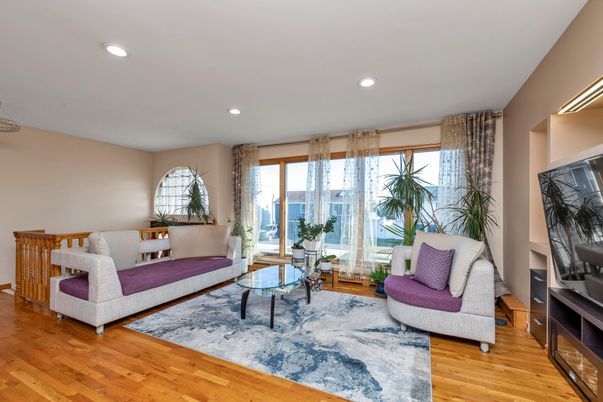Interior, Living room, Recessed Lighting, Wood Texture Flooring