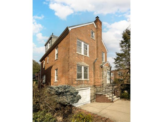 Exterior, Facade, Brick Facade, Rowhouse