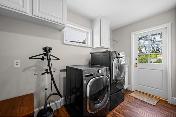 Interior, Washer, Wood Texture Flooring