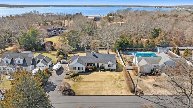 Exterior, Lake