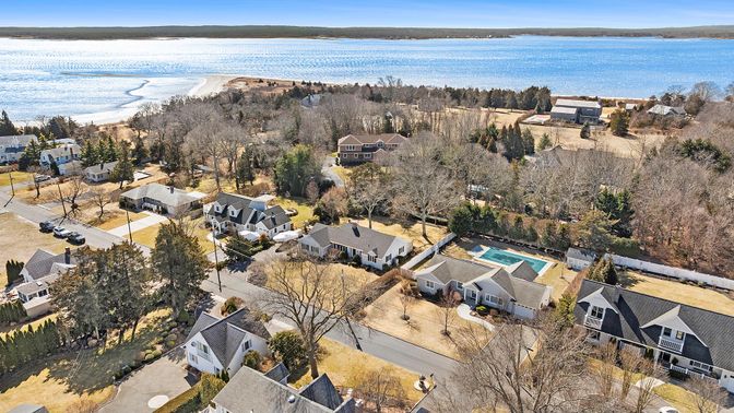 Exterior, Lake