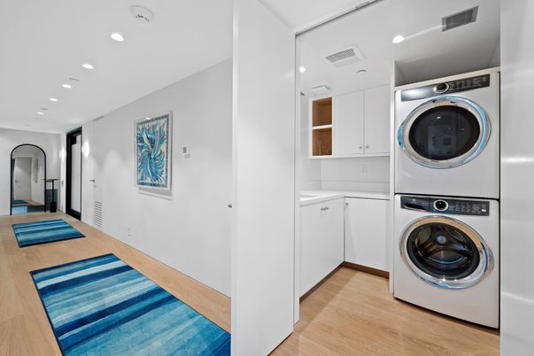 Interior, Recessed Lighting, Washer, Wood Texture Flooring