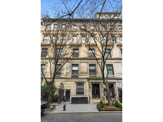 Exterior, Facade, Brownstone