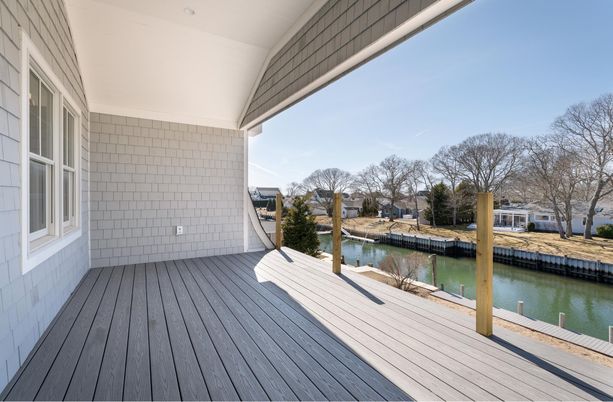 Exterior, Lake
