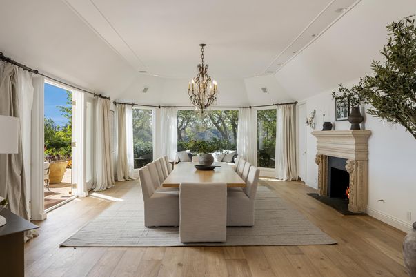 Chandelier, Dining room, Fireplace, Interior, Wood Texture Flooring