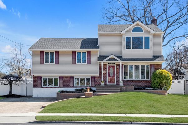 Exterior, Facade, Brick Facade, Split Level