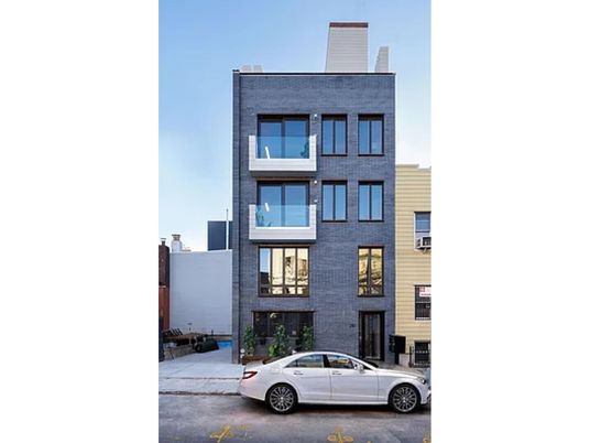 Exterior, Facade, Modern