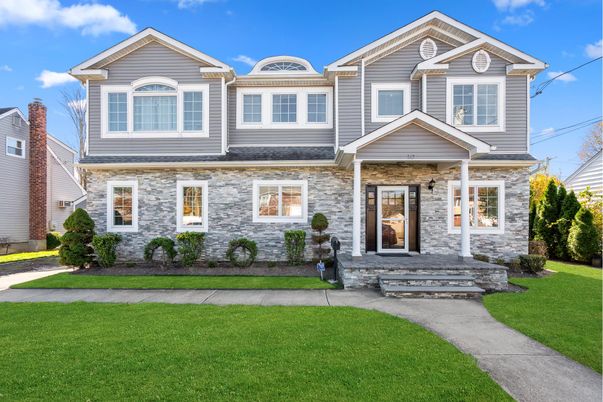 Exterior, Facade, American Craftsman