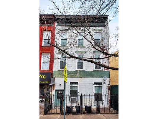 Exterior, Facade, Rowhouse