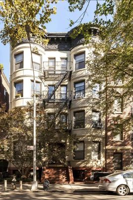 Exterior, Facade, Rowhouse