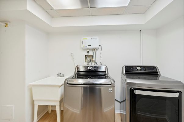 Interior, Washer, Wood Texture Flooring