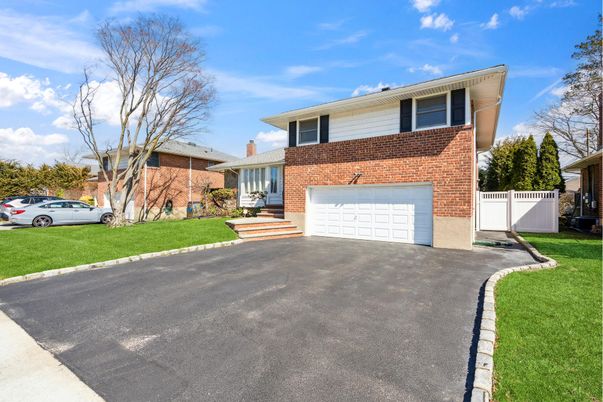Attached, Exterior, Facade, Brick Facade, Split Level