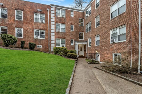 Exterior, Facade, Brick Facade, Rowhouse