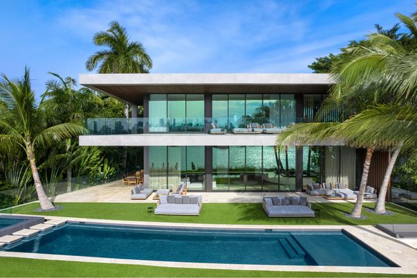 Exterior, Facade, Pool, Modern
