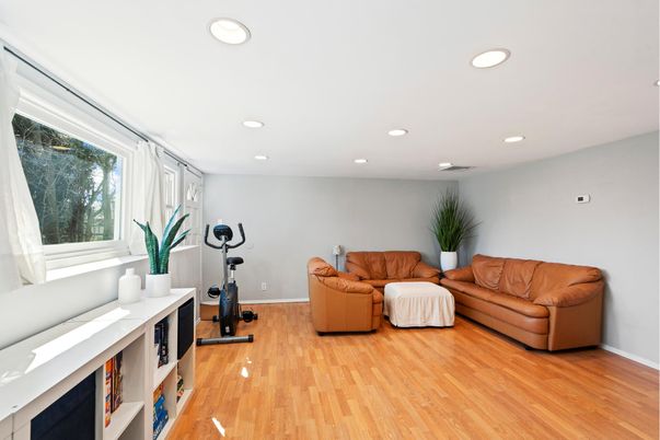 Fitness Equipment, Interior, Living room, Recessed Lighting, Wood Texture Flooring