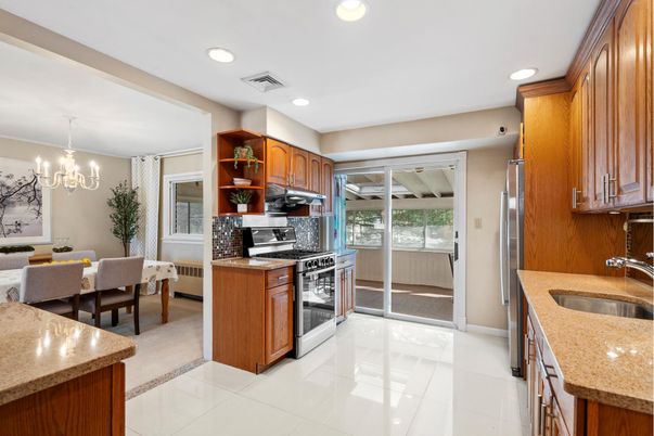 Chandelier, Dining room, Interior, Kitchen, Recessed Lighting, Stainless Steel Appliances