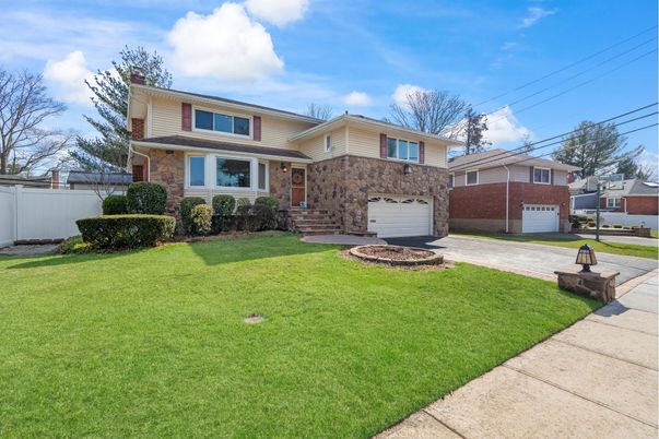 Attached, Exterior, Facade, Brick Facade, Split Level