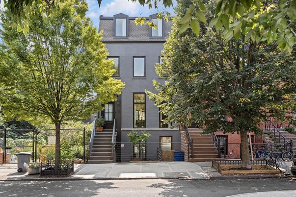Exterior, Facade, Brownstone